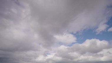 Bulutların değişik hareket şekillerini gösteren zaman çizelgeleri çarpıcı mavi gökyüzüne karşı gerçek zamanlı atmosferik değişimleri gösteriyor..