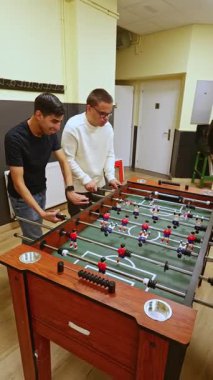 Akıl sağlığı merkezinde eğlenceli bir langırt oyununa katılan bir grup arkadaş. Odanın sıcak bir atmosferi var. Sosyal etkileşim yoluyla zihinsel sağlığı ve rahatlığı teşvik ediyor..