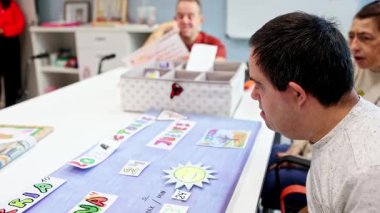 Zihinsel engelliler için bir gündüz merkezi, çeşitli etkinlikler, terapiler ve etkileşimler sergileniyor, destekleyici ve kapsayıcı bir ortam yaratılıyor..