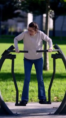 Zihinsel engelli bir kadın, destek veren bir çevreye dahil edilme ve sağIık faaliyetlerini vurgulayarak, bir gündüz merkezinde açık hava egzersizine girişir..