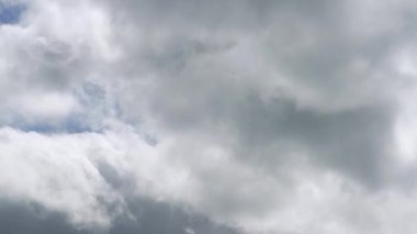 Zaman ayarlı video fırtınalı bulutların hızlı hareketlerini ve gelişen desenlerini dinamik bir gökyüzünde yakalar ve hem karanlık hem de aydınlık bölgeleri ortaya çıkarır..