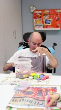 Zihinsel engelliler için bir gündüz merkezinde etkinlikler düzenlemek, refah ve sosyal becerileri desteklemek için yaratıcılığı ve etkileşimi vurgulamak.