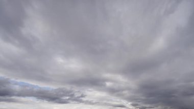 Karanlık, uğursuz bir gökyüzünde toplanan şiddetli fırtına bulutlarının dinamik hareketlerini ve değişen örüntülerini gösteren canlı bir zaman dilimi videosu..