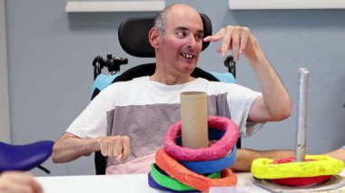 Zihinsel engelliler için gündüz aktiviteleri merkezi. Destek veren ortamlarda güçlendirme, etkileşim ve neşe üzerinde duruluyor.