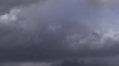 Karanlık, uğursuz fırtına bulutlarının kasvetli gökyüzünde hızla yükselen hareketlerini gösteren zaman dilimi videosu.