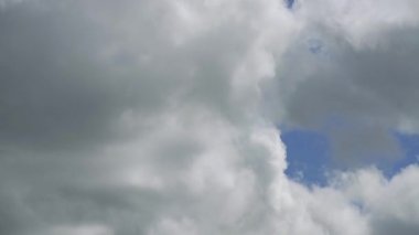 Zaman ayarlı video fırtınalı bulutların hızlı hareketlerini ve gelişen desenlerini dinamik bir gökyüzünde yakalar ve hem karanlık hem de aydınlık bölgeleri ortaya çıkarır..