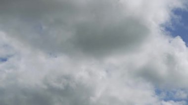 Fırtınalı bulutların dinamik hareketlerini gösteren, gri gökyüzünde toplanan ve gerçek zamanlı olarak değişen hava durumunu gösteren bir zaman kaydıdır..