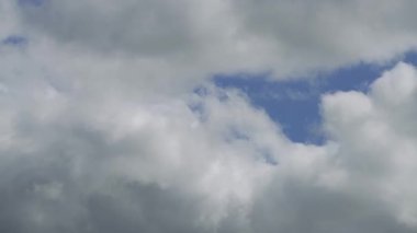 Zaman ayarlı video fırtınalı bulutların hızlı hareketlerini ve gelişen desenlerini dinamik bir gökyüzünde yakalar ve hem karanlık hem de aydınlık bölgeleri ortaya çıkarır..