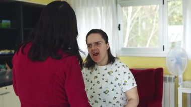 Zihinsel engelli bir asistan, akıl hastanesinde, iyi ışıklandırılmış, rahat bir odada tanınmayan bir bakıcı ile nazik ve rehberli bir fiziksel dans aktivitesine girişir..