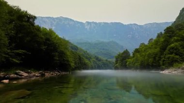 Karadağ 'ın yemyeşil, yüksek dağları ve dingin nehirleriyle nefes kesici hava manzarasını deneyimlemek, doğanın çarpıcı güzelliğini ayrıntılı bir şekilde yakalamak..