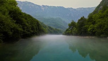 Karadağ 'ın büyüleyici hava manzarası yeşil ormanlar, akan nehirler ve görkemli dağları gösteriyor. Huzurlu manzara, el değmemiş doğal güzelliklere bir bakış sunuyor..