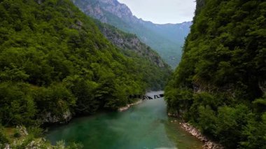 Karadağ 'ın yemyeşil dağları ve sakin nehirlerini havadan gören bir manzara var. Suyun üzerinde sis sürükleniyor, bu doğal cennetin güzelliğini ve sükunetini arttırıyor..