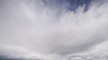 Zaman ayarlı video yoğun, bulutlu bulutların dinamik hareketini yakalar, hızla gökyüzünde hareket eder, dramatik ve karamsar bir atmosfer sağlar..