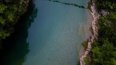 Karadağ 'da yemyeşil ve kayalık bankalarla çevrili el değmemiş bir nehri kapsayan kırsal bir köprüyü görüntüleyen hava manzarası, ülkenin doğal güzelliğini vurguluyor.