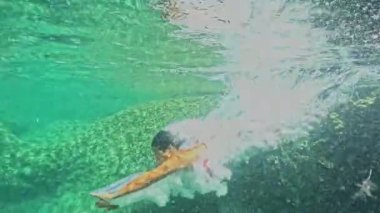 Aguas Verdes 'in berrak doğal havuzlarında yüzen kadın Fuerteventura, Kanarya Adaları' nda gerçek zamanlı olarak yakalandı..