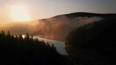 Karadağ 'ın pitoresk manzarasının çarpıcı hava manzarası, sabah sisiyle kaplanmış yoğun ormanlar ve dağlarla çevrili sakin bir göl gösteriyor.