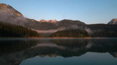 Karadağ 'ın dingin göller, sık ormanlar ve güneşin doğuşunda sisli zirvelerle dolu büyüleyici dağlık manzarası bölgenin doğal güzelliklerini yansıtıyor.