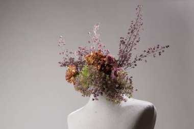 Kurumuş çiçekli orijinal vazo, kapat.