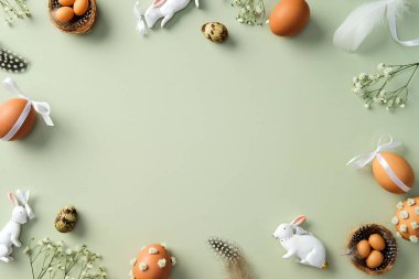 Mutlu Paskalya tebrik kartı tasarımları. Süslü Paskalya yumurtaları, seramik tavşanlar, pastel yeşil arka planda çiçekler....