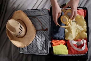 Kumsala gitmek için toplanan eller.