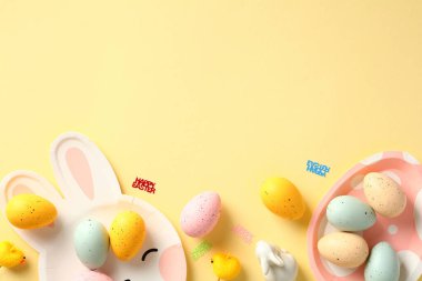 Paskalya bayrağınız kutlu olsun. Renkli Paskalya yumurtaları, dekoratif tavuklar, pastel sarısı arka planda tavşanlardan oluşan sevimli bir tabaktan yapılmış çerçeve kenarı..