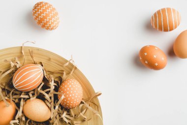 Mutlu Paskalyalar. Beyaz arka planda Kuzey tarzı plakalı modern Paskalya yumurtaları. Şık, zarif düz konum. Üst görünüm.
