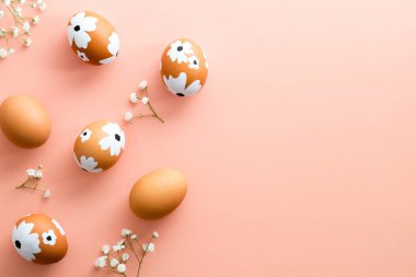 Pastel pembe arka planda boyanmış Paskalya yumurtaları ve çingene çiçekleri. Mutlu Paskalyalar. Asgari biçim.