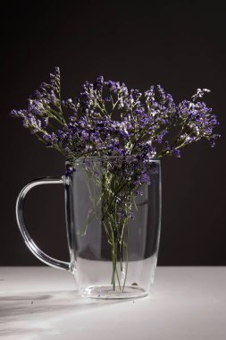 Cam bardakta kurumuş leylak çiçekleri, kapatın.