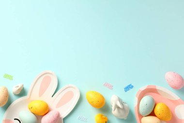 Paskalya kartı şablonu. Paskalya çatal bıçak takımı ve renkli Paskalya yumurtalarından yapılmış çerçeve sınırı. Düz yatış, üst görünüm.