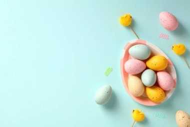 Paskalya bayrağınız kutlu olsun. Mavi arka planda Paskalya yumurtası ve tabağı..