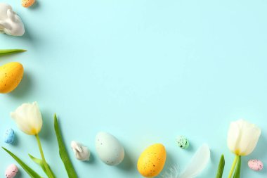 Laleli ve renkli yumurtalı Paskalya arkaplanız kutlu olsun. Düz yatış, üst görünüm.