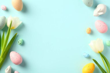 Mutlu Paskalya tebrik kartı şablonları. Renkli Paskalya yumurtaları, laleler, dekoratif tavşancıktan yapılmış çift kenarlı çerçeve..