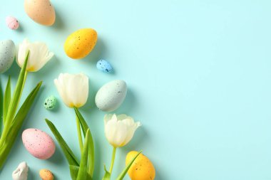 Mutlu Paskalya tebrik kartı tasarımları. Düz laleler ve paskalya yumurtaları mavi arka planda.