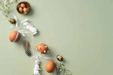 Mutlu Paskalya bayrağı tasarımı. Süslü Paskalya yumurtaları, bıldırcın yumurtaları, çingene çiçekleri, Paskalya tavşanı, tüyleri olan yeşil masa.