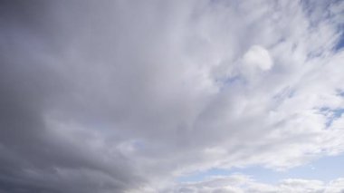 Değişen bulutların büyüleyici dansını yakalayın ve dinamik bir zaman diliminde döndürün, gerçek zamanlı olarak gökyüzünün güzelliğini ve hareketini gösterin..