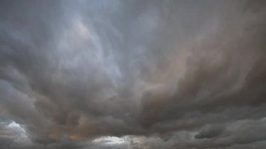 Dinamik zaman kayması videosu, gökyüzünde ortaya çıkan uğursuz fırtına bulutlarının hareketlerini yakalıyor ve gerçek zamanlı olarak havadaki dramatik değişimleri gösteriyor..