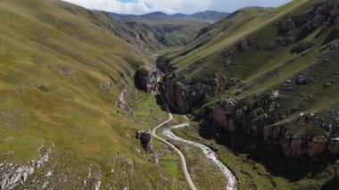 Yukarıdan, Huancayo, Peru 'daki Canon de Shujto doğa koruma alanının dramatik ve bereketli manzarasını görüntüler. Dönen bir nehir tarafından oyulmuş derin vadi, yüksek uçurumlar ve canlı yeşilliklerle çevrilidir.