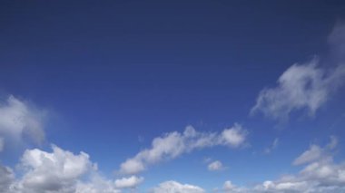 Bulutların büyüleyici hareketi canlı mavi bir gökyüzünde gerçek zamanlı olarak hızla hareket ederek doğal güzellikleri gösteriyor..