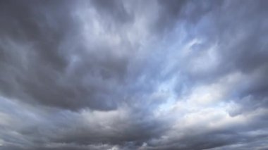 Fırtınalı bir gökyüzünde karanlık ve dramatik bulutların dinamik hareketlerini gösteren hızlandırılmış video değişen ruh hallerini yakalıyor.