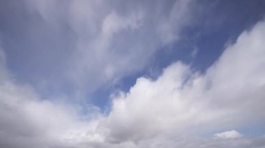 Zaman atlamalı bir videoda kaydedilen dinamik bulut hareketleriyle bulutlu gökyüzü, gerçek zamanlı olarak değişen hava modellerini gösteriyor.