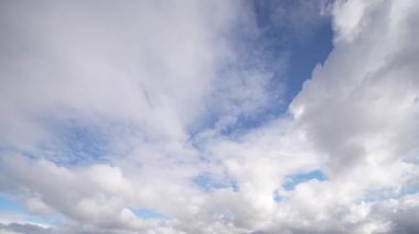 Bu büyüleyici zaman dilimi videosu, bulutların canlı mavi gökyüzüne karşı dramatik hareketini ve dönüşümünü gerçek zamanlı olarak atmosferik değişimlerin doğal güzelliğini gösteriyor..