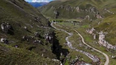 Huancayo, Peru 'da bulunan Canon de Shujto' nun engebeli güzelliğinde yürüyüş yapan tanınmayan insanların insansız hava aracı görüntüsünden.