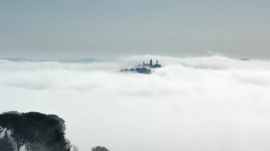 Sersemletici hava görüntüleri, İtalya 'nın Marche eyaletindeki tarihi Treia kasabasını, yoğun bir sabah sisi denizinden ortaya çıkarak görüntüledi..