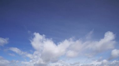 Beyaz bulutların büyüleyici dansını canlı mavi gökyüzünde gösteren zaman çizelgesi görüntüleri, doğal gösteriyi gösteriyor..