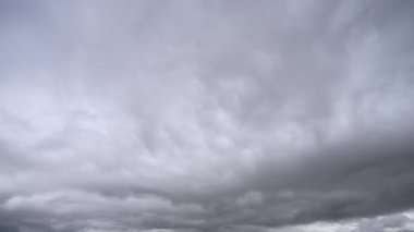 Çarpıcı, girdap gibi dönen fırtına bulutlarının büyüleyici bir zaman kayması videosunda evrimleşmesini izleyin. Fırtınalı bir gökyüzünün dinamik hareketini ve değişen örüntülerini yakalayın..