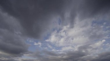 Zaman kayması videosu bulutların dinamik hareketlerini canlı mavi gökyüzünde yansıtıyor ve şekil değiştiriyor..