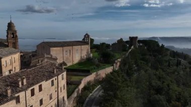 İtalya 'nın Marche eyaletinde bulunan Treia' nın dingin güzelliğini yakalayan bir dron, dramatik bir gökyüzü altında antik binalar ve yemyeşil alanlar sergiliyor..