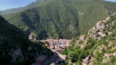 İtalya 'nın Marche bölgesinin yemyeşil tepelerinde yuva yapmış büyüleyici bir köy. Etrafı yemyeşil dağlarla ve manzaralı kırsallarla çevrili olan bina, huzurlu bir kaçış sunuyor.