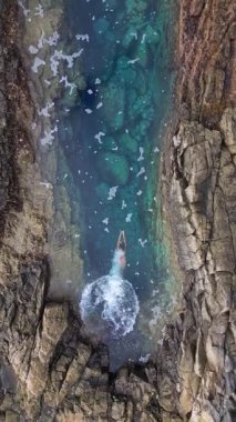Yukarıdan, Kanarya Adaları, Fuerteventura 'daki Tindaya Sahili' nin doğal yeşil havuzlarında yüzer. Gerçek zamanlı bir insansız hava aracı tarafından havada yakalandı.