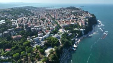 İtalya 'nın Marche bölgesindeki Ancona' nın hava manzarası Adriyatik Denizi kıyısındaki şehir manzarasını gözler önüne seriyor. Kıyı bölgesi manzaralı mimari ve yemyeşil alanları vurguluyor